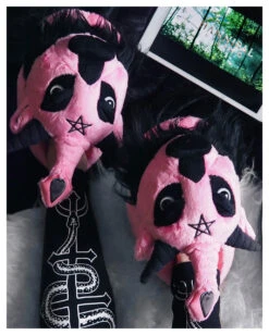 KILLSTAR Dark Lord Plüsch Hausschuhe Rosa -Halloween Kostüm Geschäft killstar dark lord baphomet pluesch hausschuhe dark lord bubblegum slippers killstar geschenke und wohnaccessoires 50936 3