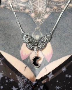 KILLSTAR Night Flutter Halskette 5 KILLSTAR Night Flutter Halskette -Halloween Kostüm Geschäft killstar night flutter halskette killstar schmuck gothic schmuck gothic halskette motten kette killstar accessoires gothic accessoires und geschenkartikel 54054