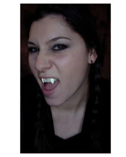 Scarecrow Vampirzähne UV Aktiv Small -Halloween Kostüm Geschäft scarecrow vampir zaehne glow in the dark leuchtende vamirzaehne 18966 03